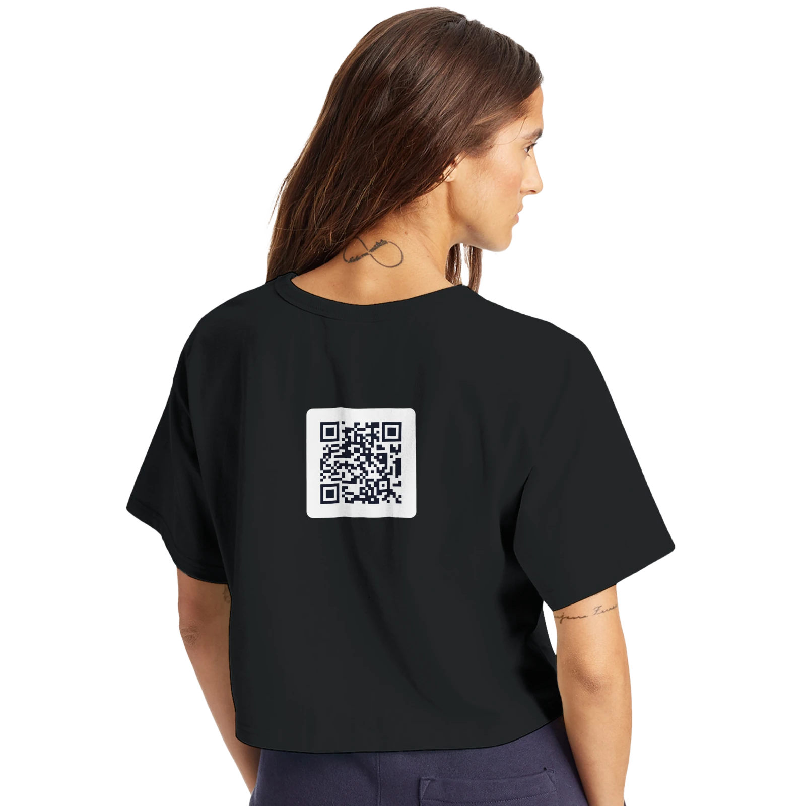 Dos de Women's Cropped Heritage Crewneck T-Shirt | Champion T453W avec un QR code Activishare centré